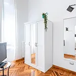 宝街公寓 *